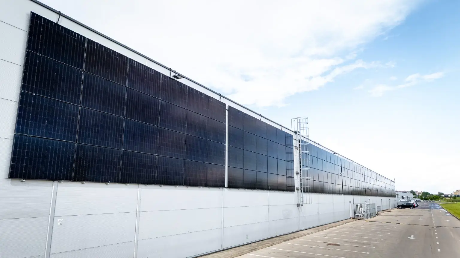 Solcellepaneler montert på fasaden av et industribygg