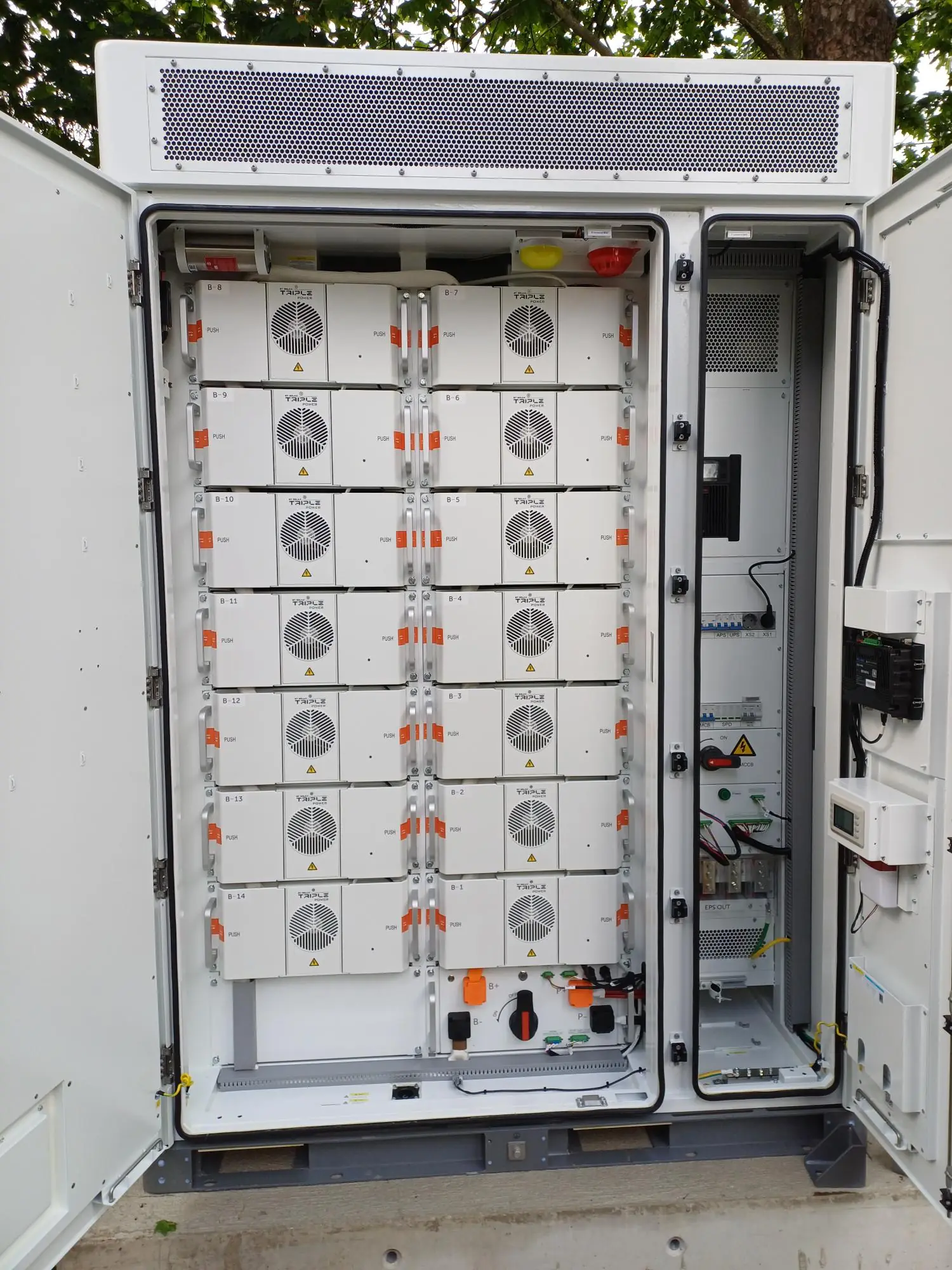 Åpent batteriskap med stablede batterimoduler