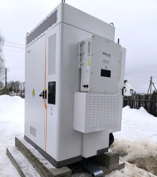 Batteriskap med inverter utendørs i snøen