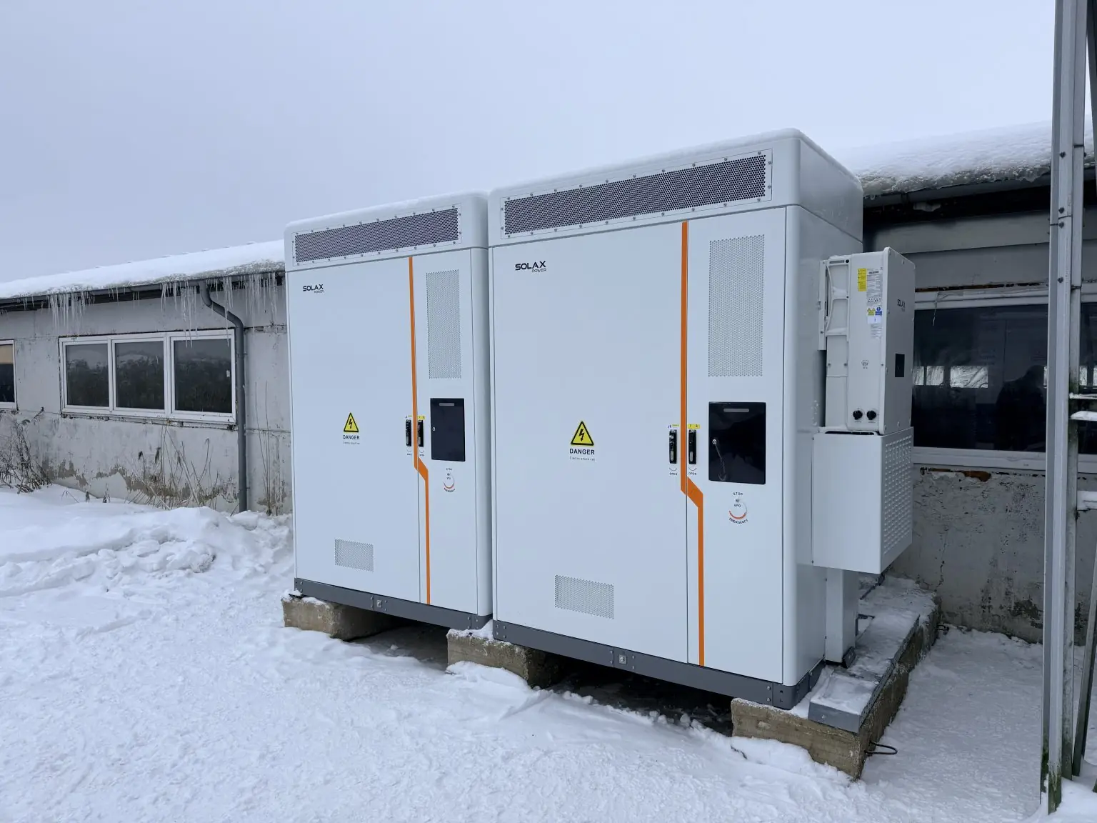 To batteriskap side om side utendørs om vinteren