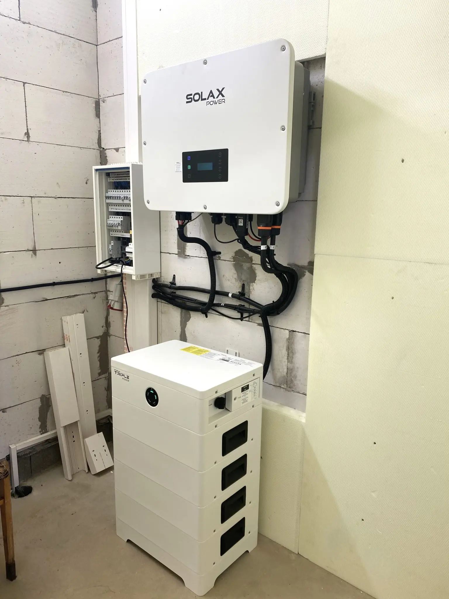 Batterilager og inverter i et teknisk rom