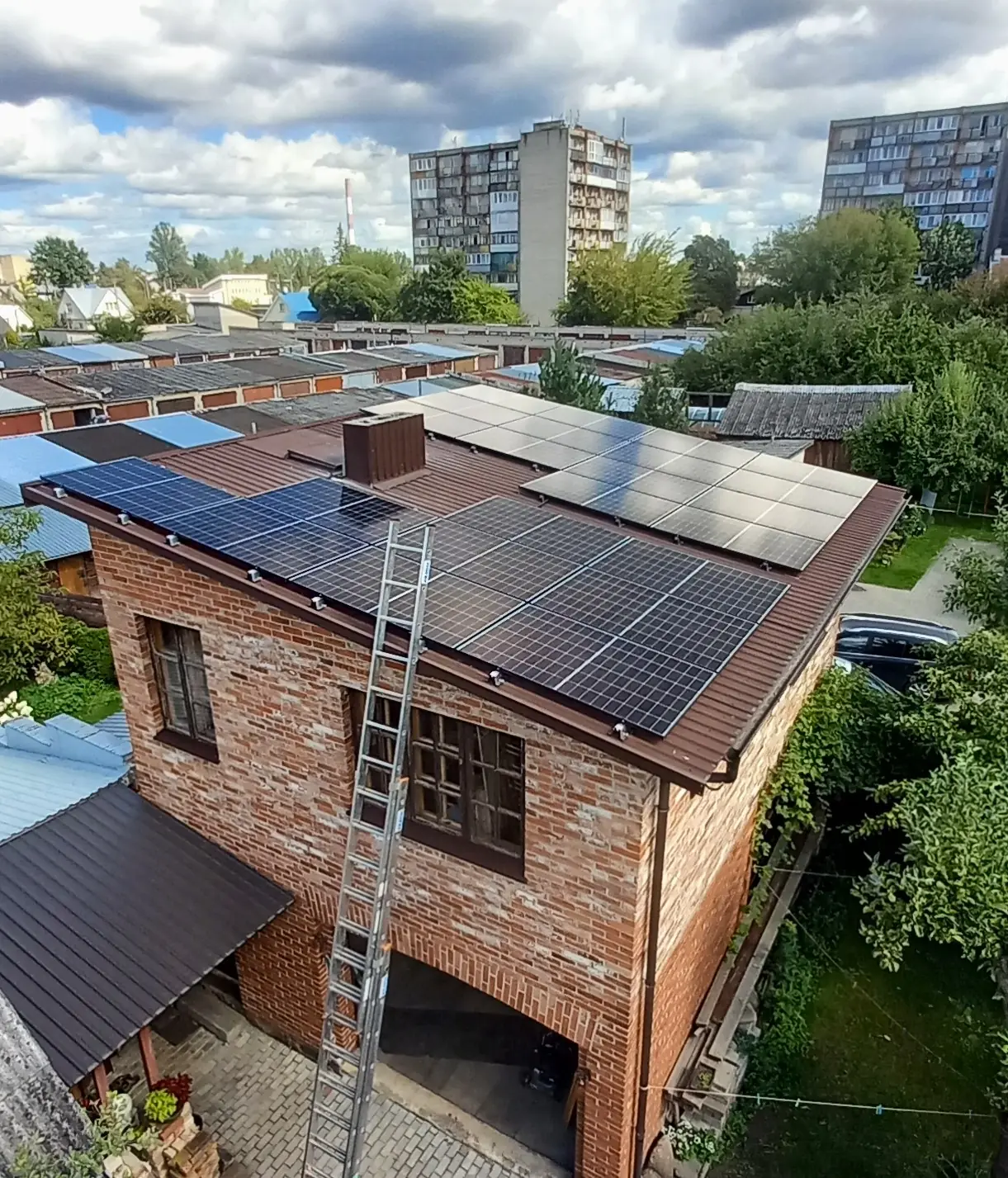 Murhus med solcellepaneler på taket, sett fra luften